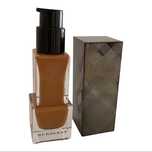 Burberry Makeup Burberry Discover Fresh Glow Foundation Chestnut No